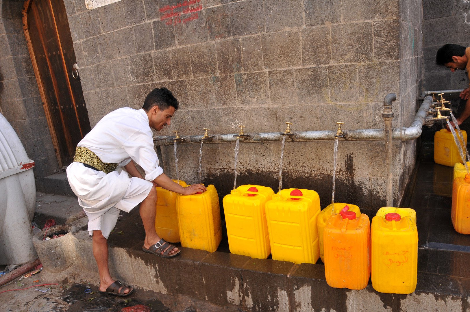 GWOPA - Foad Al Harazi Water Alternatives Photos, 2013 - Locals filling their bottles with public waters - Sanaa Yemen