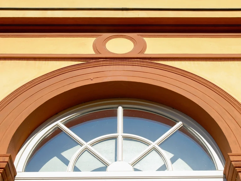 Halbrundes Fenster im Gebäude des Geographischen Instituts