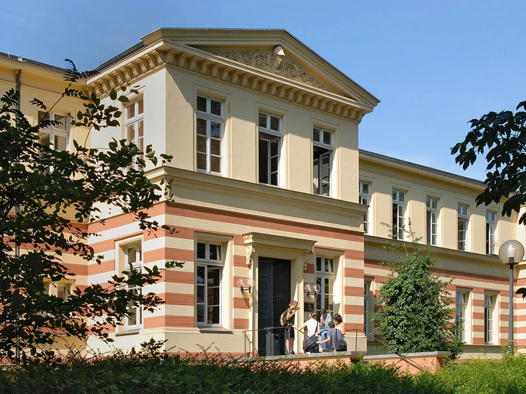 Eingang des GIUB-Gebäudes im Sommer