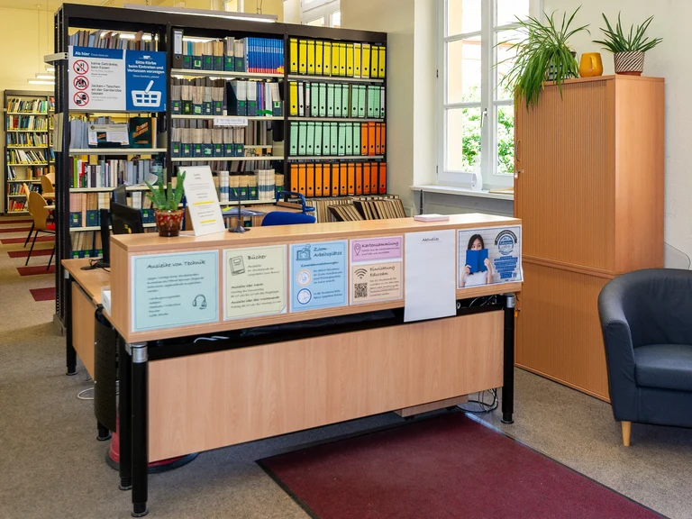 The help desk of the library with the employees Mrs. Frank and Mrs. Kunze