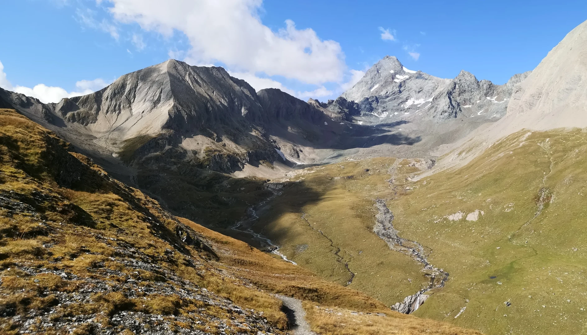 Eine Wissenschaftlerin und ein Wissenschaftler arbeiten hinter einer Glasfassade und mischen Chemikalien mit Großgeräten.