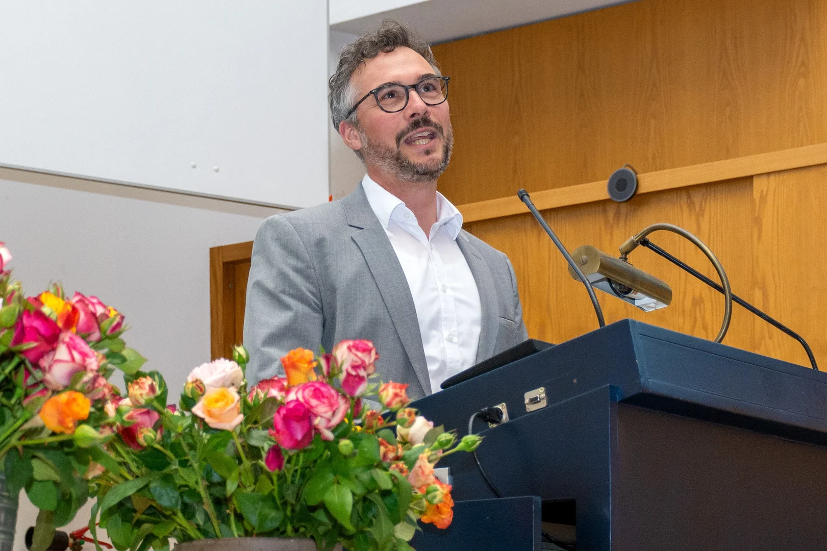 Apl. Prof. Carsten Butsch eröffnet die feierliche Verabschiedung der Absolvent*innen