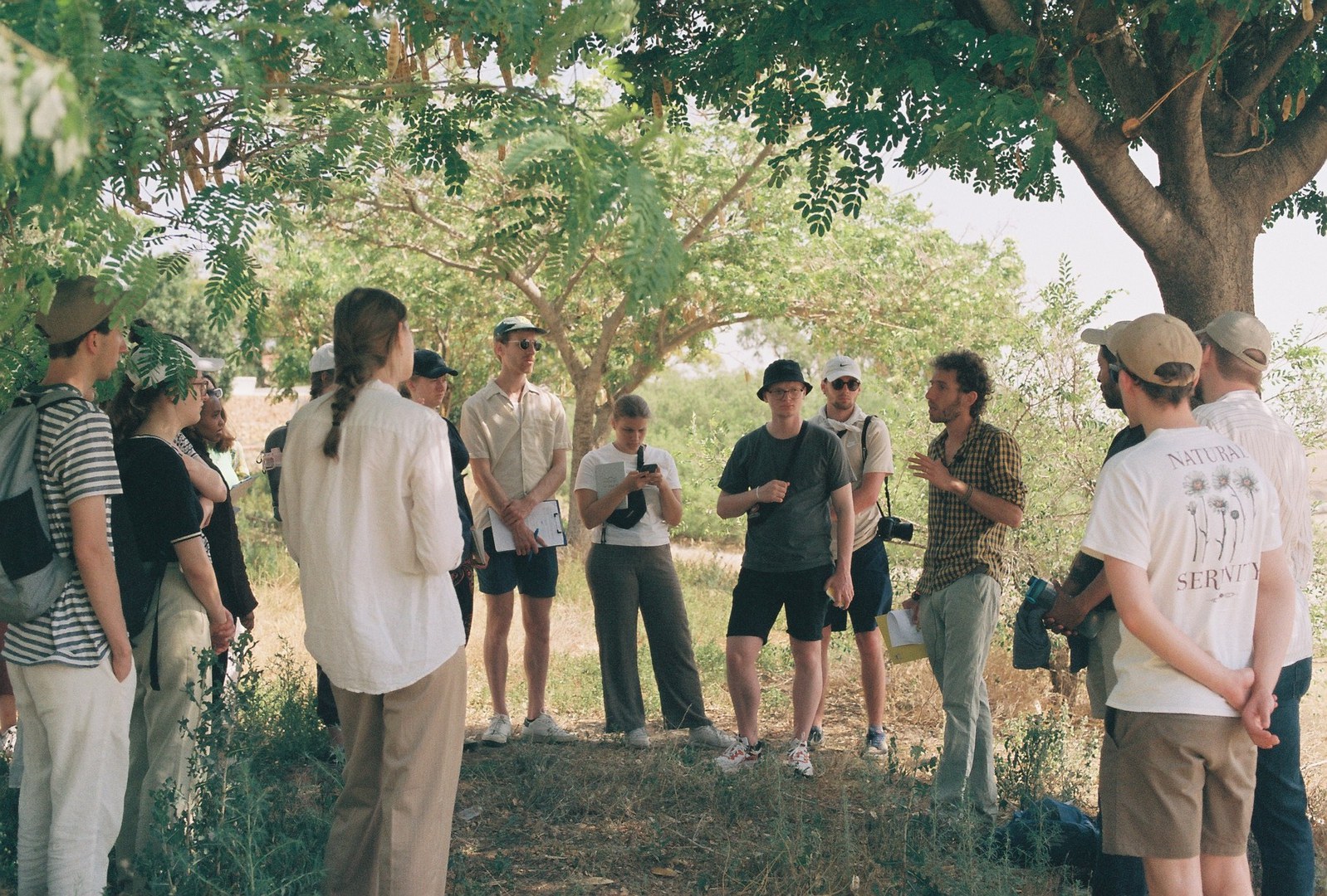 Die Exkursionsgruppe in der israelischen Siedlung Kedar in der Westbank mit Ariel Meroz (Dead Sea and Arava Science Center/Hebrew University).