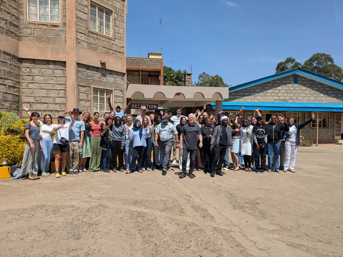The students from Bonn, Nairobi and St. Andrews in front of the Simba Lodge in Nanyuki – altogether more than 40 people
