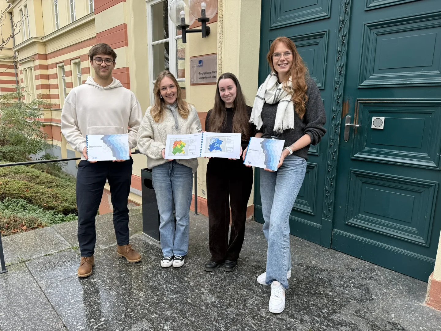 Studierende des Bachelor-Seminars mit dem fertigen Gesundheitsatlas Bonn