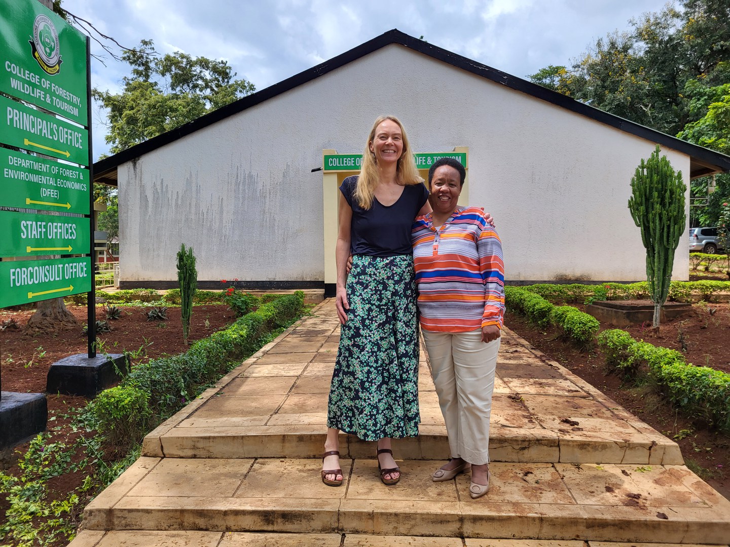 Dr. Simone Giertz besucht die Sokoine University in Tanzania.