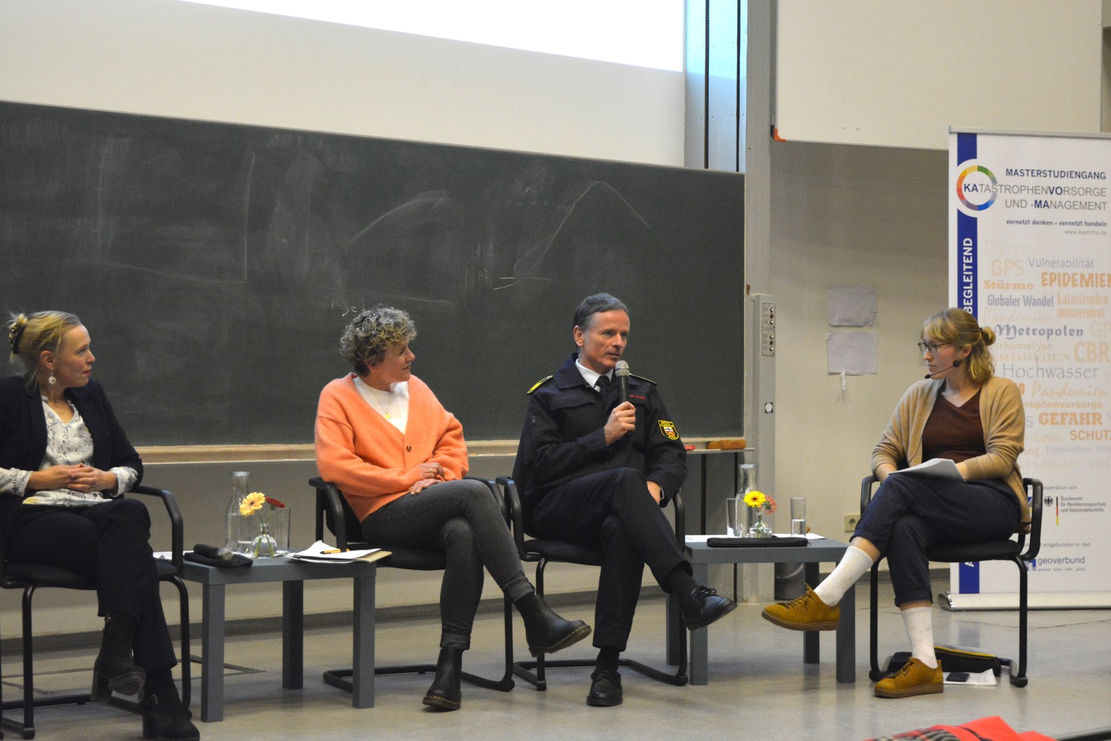 Während der Diskussion ( v.l.: Dr. Julia Höller, Jochen Stein und Regina Fleischmann)