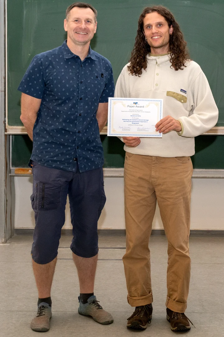 Prof. Dr. Zbynek Malenovsky (li) überreicht Douwe van Schie (re) den Paper Award