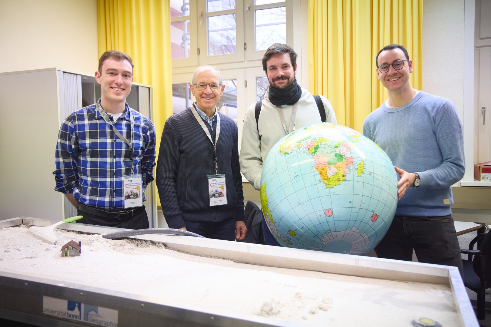 Die Helfer der Station Geographie (v.l. Fridjof Obermann, Prof. Dr. Manfred Nutz, Kevin Becker, Benjamin Langen)