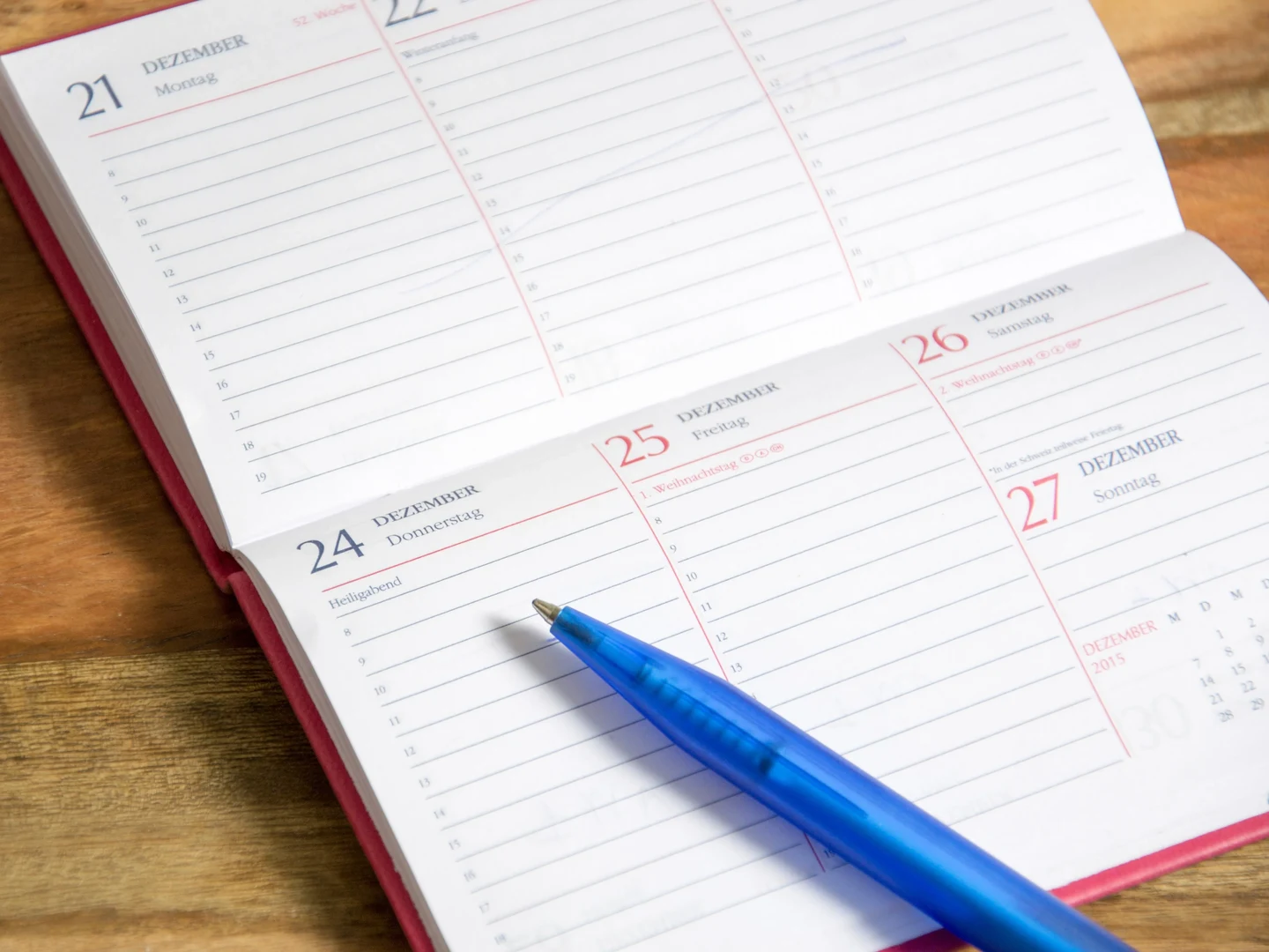 Eine Wissenschaftlerin und ein Wissenschaftler arbeiten hinter einer Glasfassade und mischen Chemikalien mit Großgeräten.