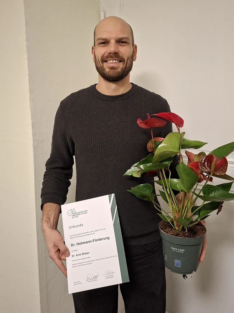 Dr. Arne Rieber with his certificate for this year's Dr. Hohmann scholarship