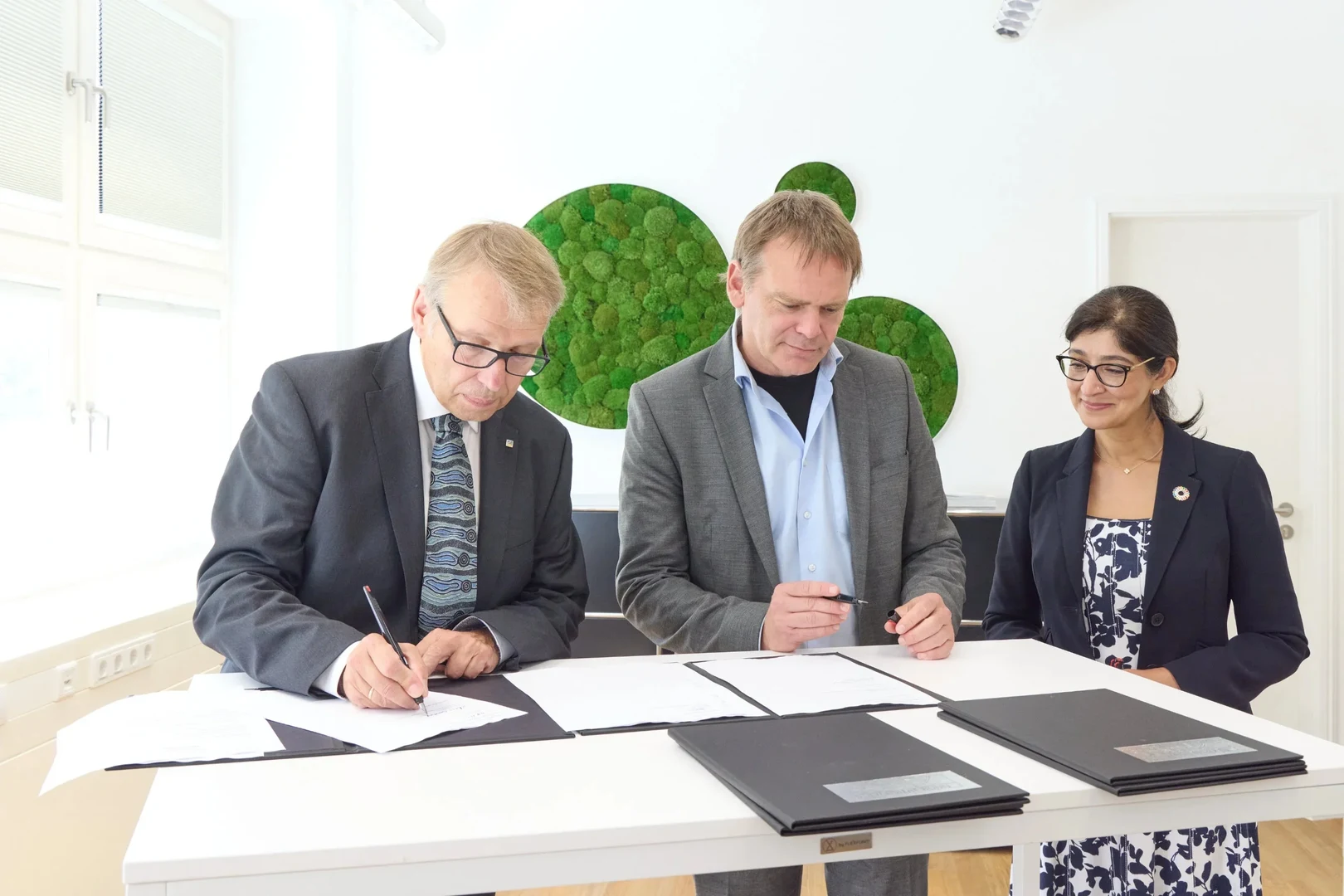Signing: Vice-Rector Prof. Dr. Klaus Sandmann (University of Bonn), Dr. Michael Schmidt (ZFL/University of Bonn), Aarti Holla-Maini (Director UNOOSA Vienna)